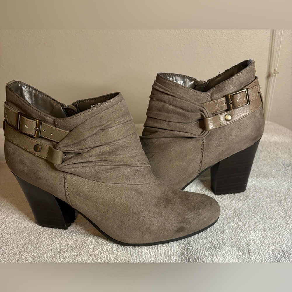 Laura Ashley La-Glencoe Taupe Faux Suede Chunky Heel Ankle Boots Size 7M